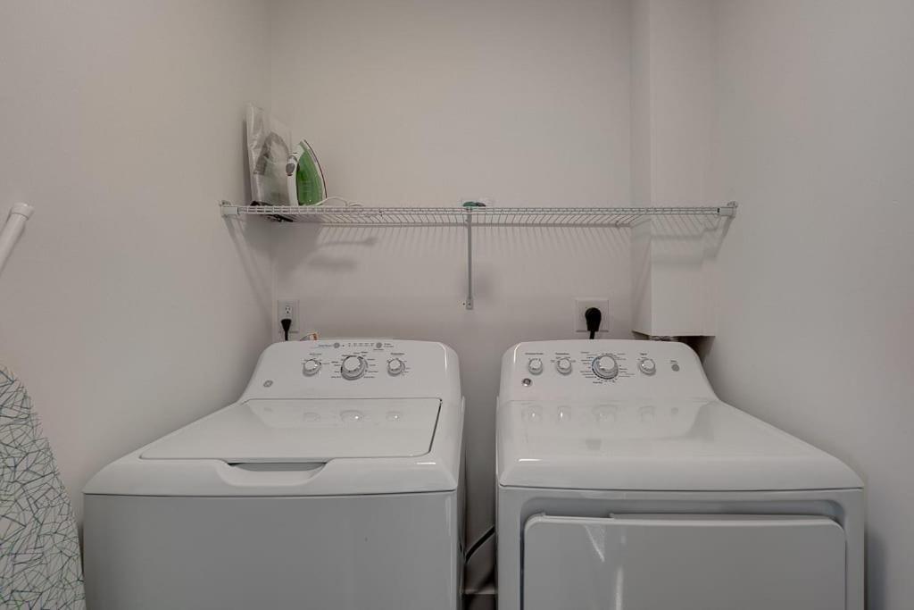Greatly Located And Elegant 1Br With Parking Durham Exterior foto